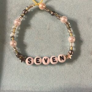 Taylor Swift friendship bracelet “Seven”